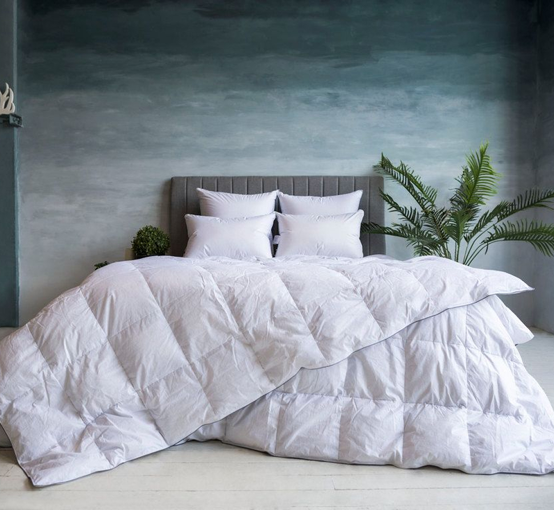 кровать с одеялами и подушками